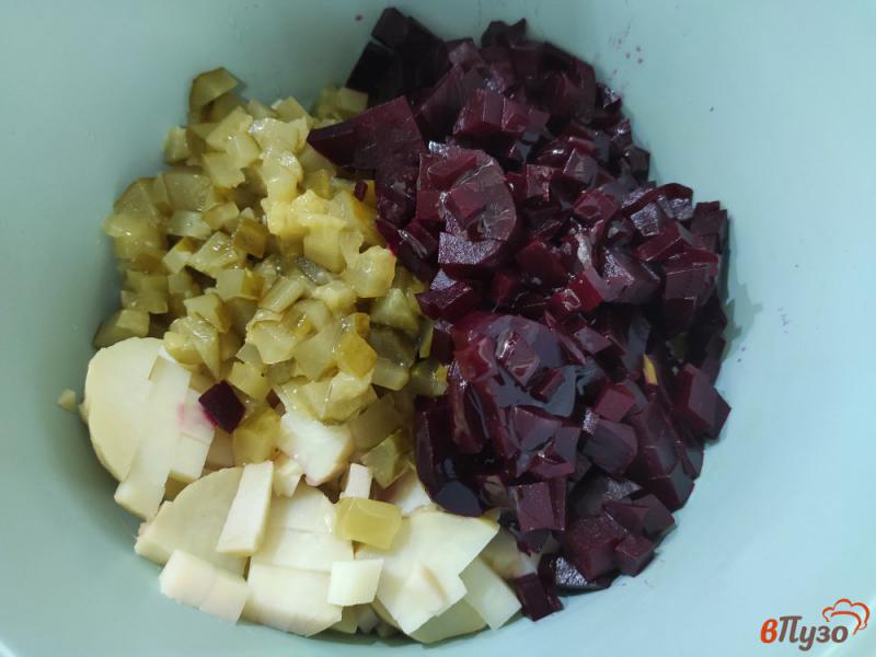 Фото приготовление рецепта: Овощной салат с маринованными огурцами шаг №4