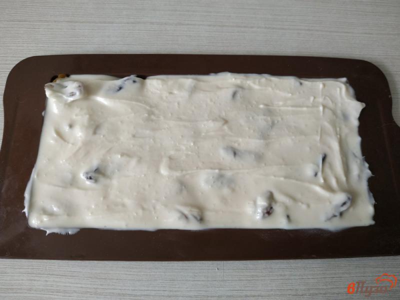 Фото приготовление рецепта: Белый шоколад с изюмом и гвоздикой шаг №3