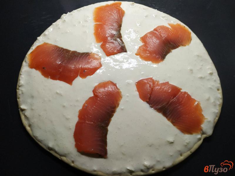 Фото приготовление рецепта: Пицца с лососем и сливочно- сырным соусом шаг №3