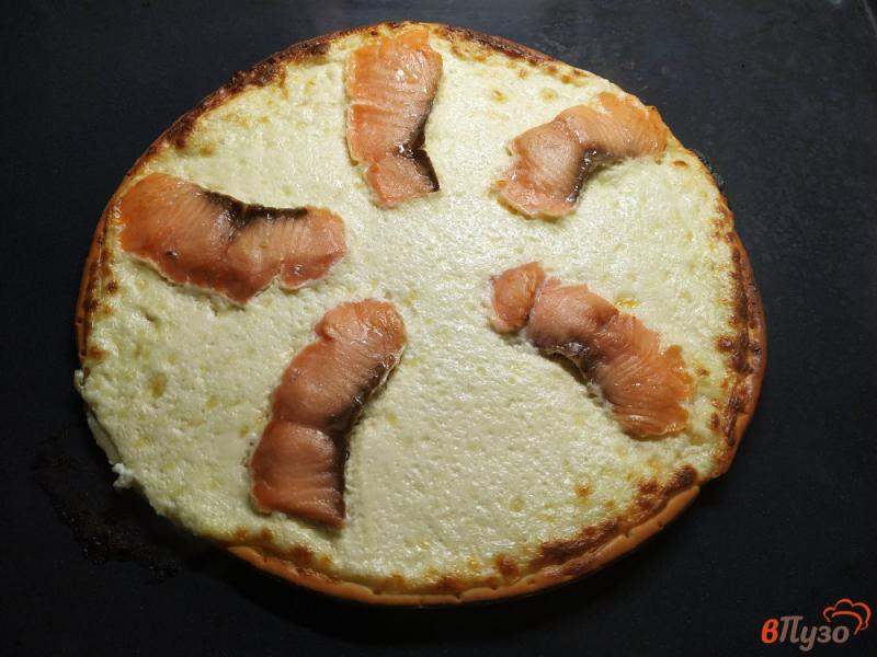 Фото приготовление рецепта: Пицца с лососем и сливочно- сырным соусом шаг №4