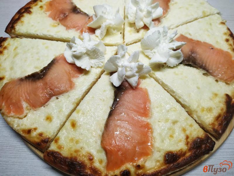 Фото приготовление рецепта: Пицца с лососем и сливочно- сырным соусом шаг №5
