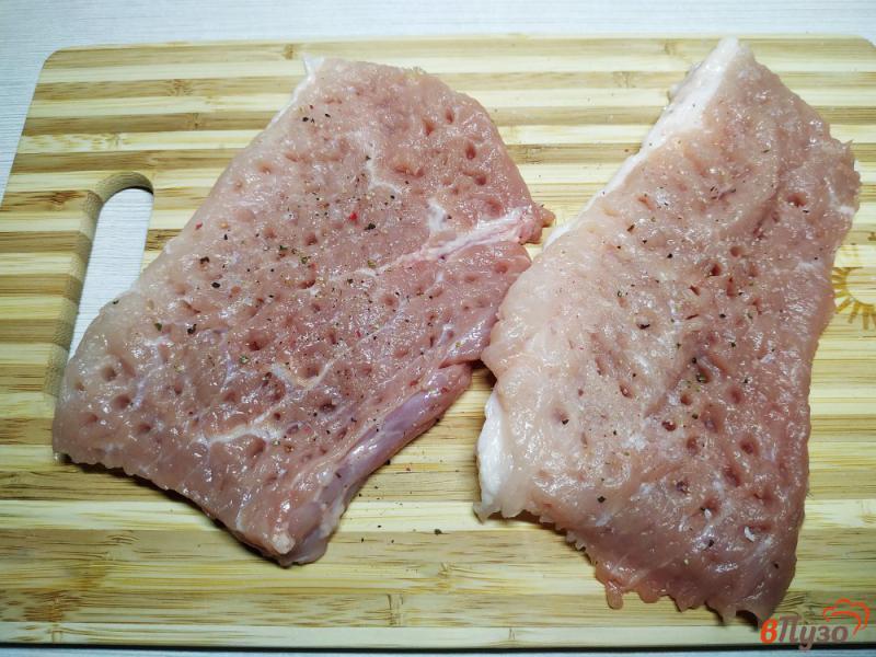 Фото приготовление рецепта: Свиные отбивные с грибами под сыром шаг №1