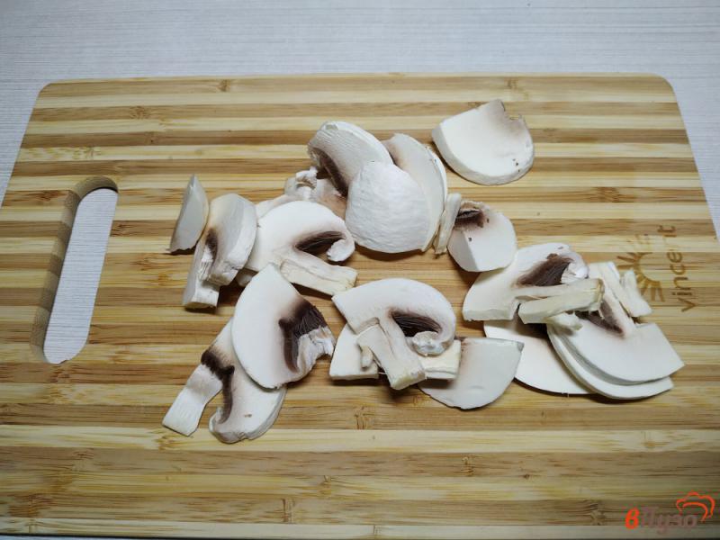 Фото приготовление рецепта: Свиные отбивные с грибами под сыром шаг №3