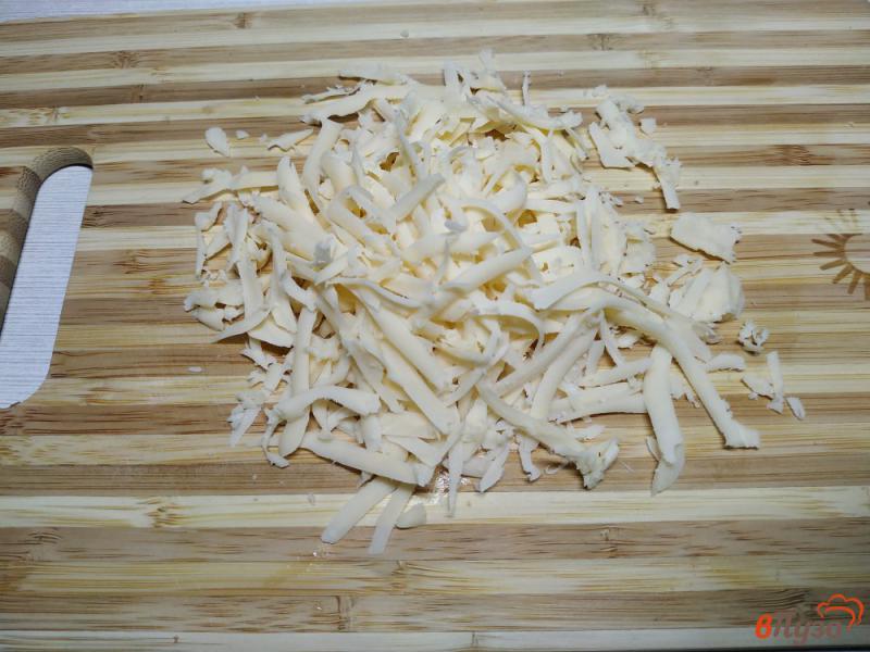 Фото приготовление рецепта: Свиные отбивные с грибами под сыром шаг №4