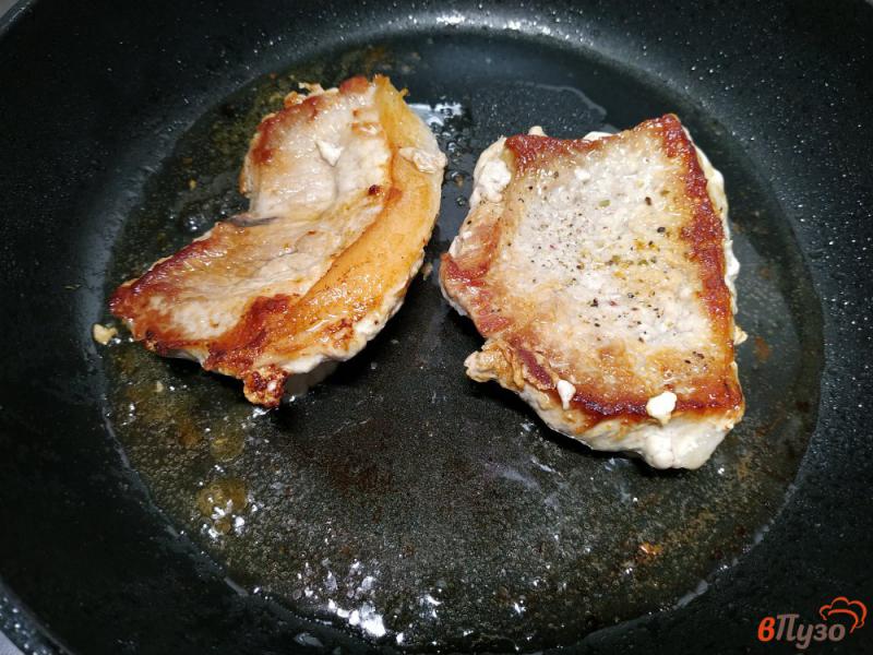 Фото приготовление рецепта: Свиные отбивные с грибами под сыром шаг №5