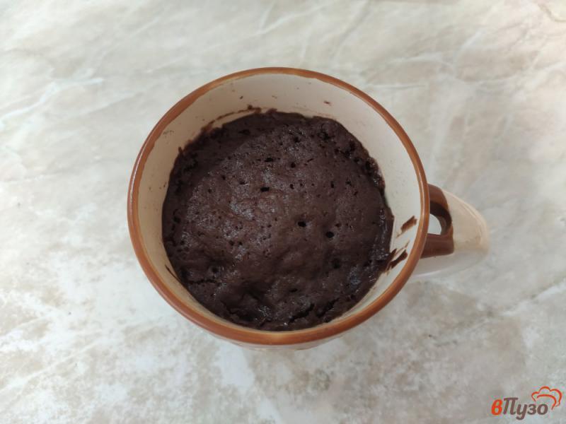 Фото приготовление рецепта: Шоколадный кекс в кружке шаг №6