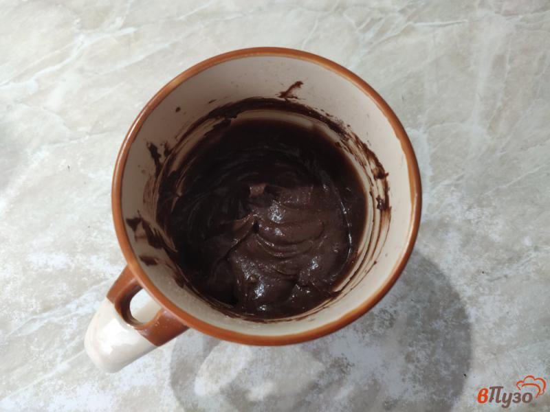 Фото приготовление рецепта: Шоколадный кекс в кружке шаг №5