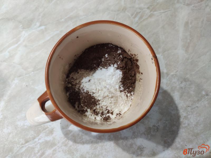 Фото приготовление рецепта: Шоколадный кекс в кружке шаг №4