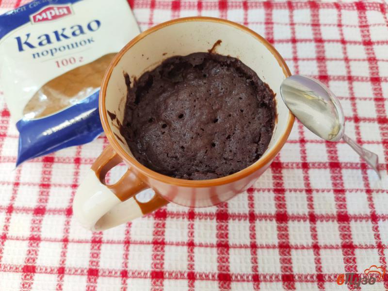 Фото приготовление рецепта: Шоколадный кекс в кружке шаг №7