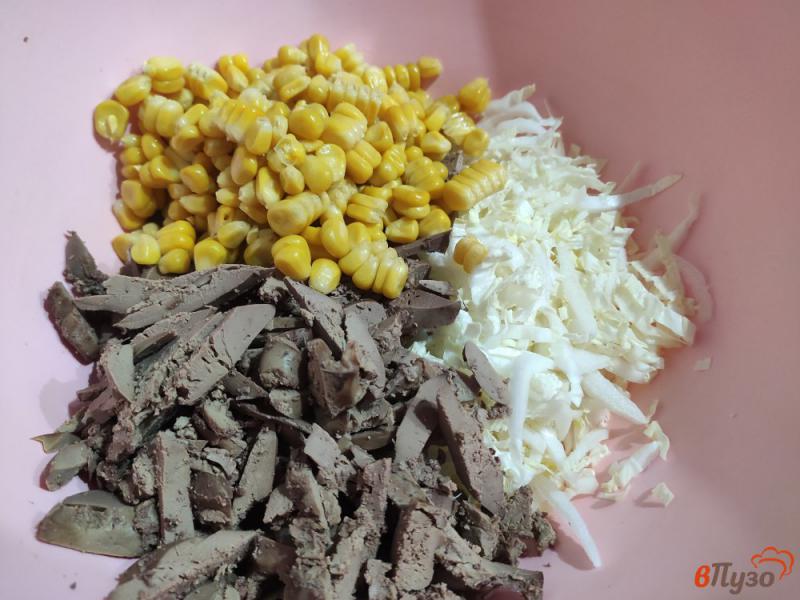 Фото приготовление рецепта: Салат из пекинской капусты с печенью и кукурузой шаг №3