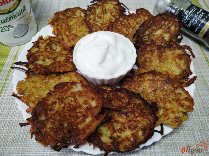 Фото приготовление рецепта: Картофельные драники с рыбой шаг №7