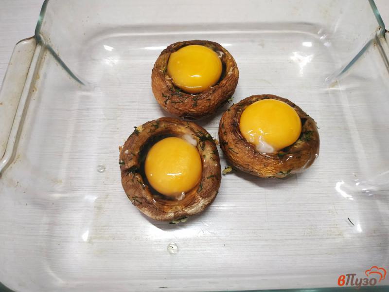Фото приготовление рецепта: Яйцо пашот в шампиньоне шаг №5