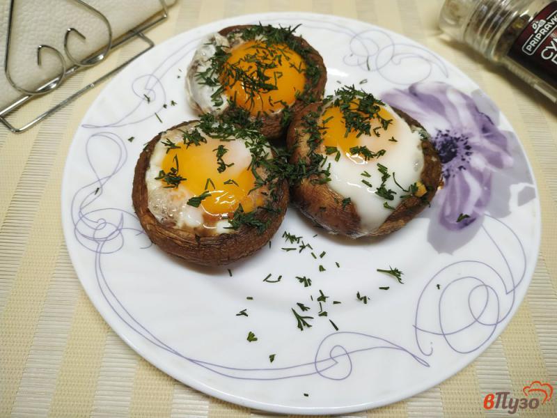 Фото приготовление рецепта: Яйцо пашот в шампиньоне шаг №7