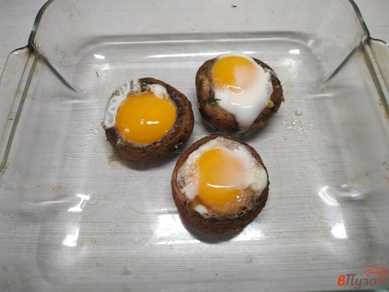 Фото приготовление рецепта: Яйцо пашот в шампиньоне шаг №6