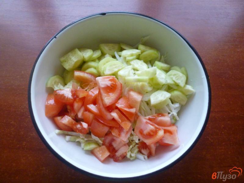 Фото приготовление рецепта: Салат из пекинской капусты с овощами шаг №2