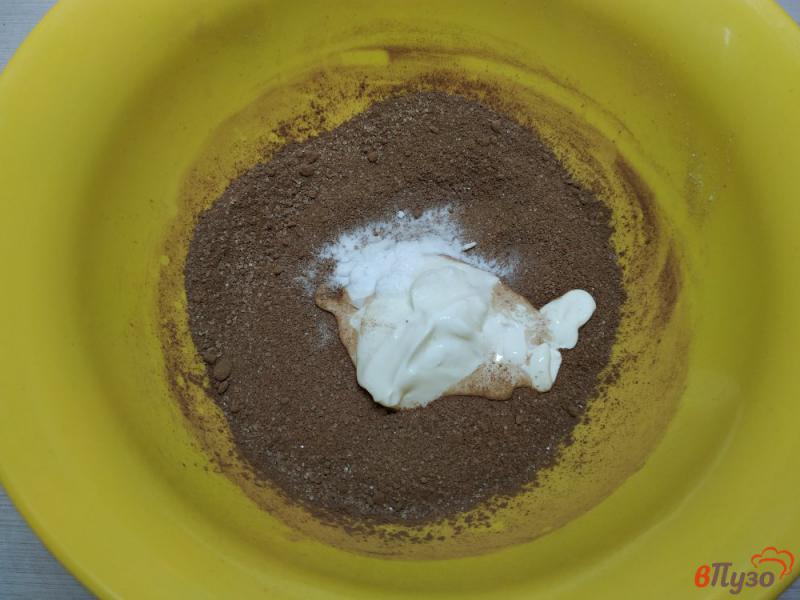 Фото приготовление рецепта: Шоколадный брауни с вишней в микроволновке шаг №2
