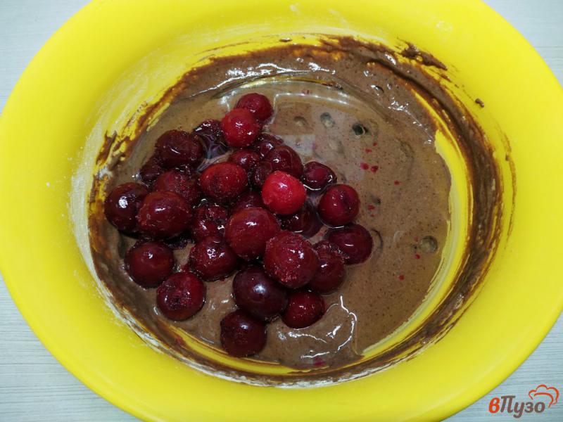 Фото приготовление рецепта: Шоколадный брауни с вишней в микроволновке шаг №5