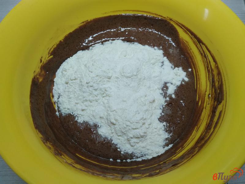 Фото приготовление рецепта: Шоколадный брауни с вишней в микроволновке шаг №4