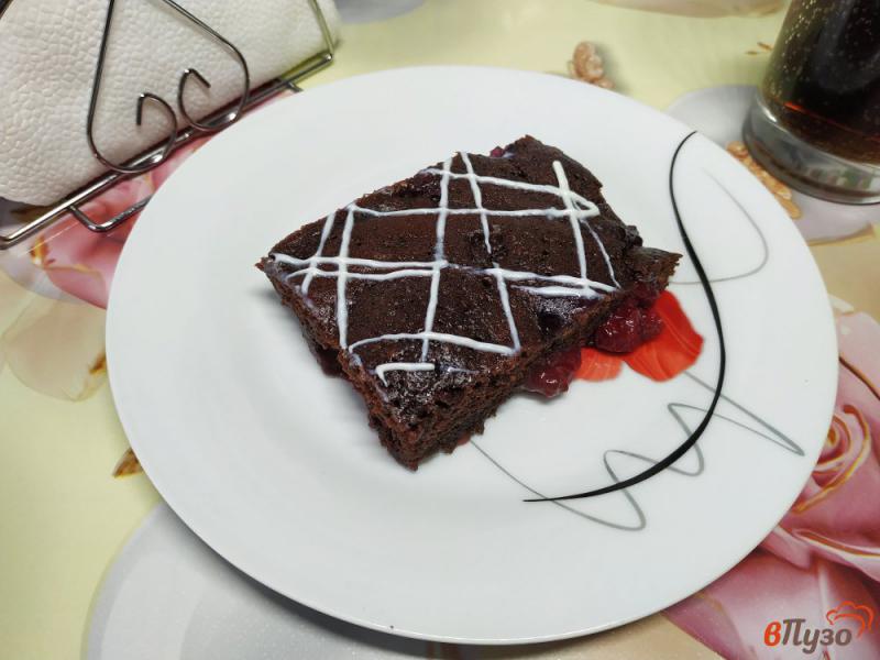 Фото приготовление рецепта: Шоколадный брауни с вишней в микроволновке шаг №9