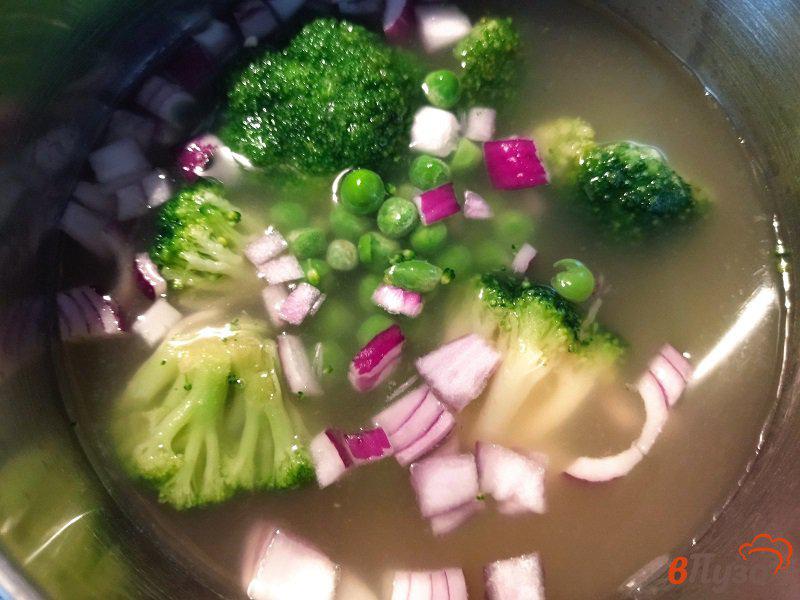 Фото приготовление рецепта: Суп-пюре из брокколи и зеленого горошка для деток шаг №4