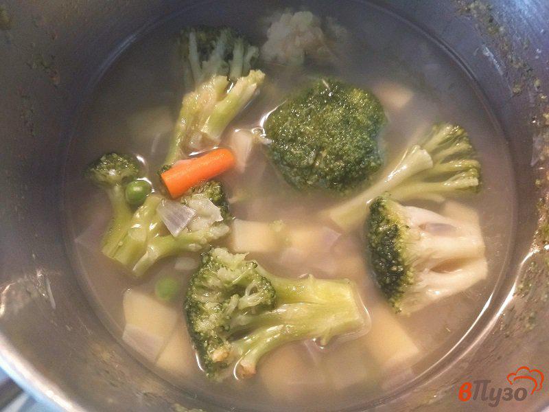Фото приготовление рецепта: Суп-пюре из брокколи и зеленого горошка для деток шаг №5