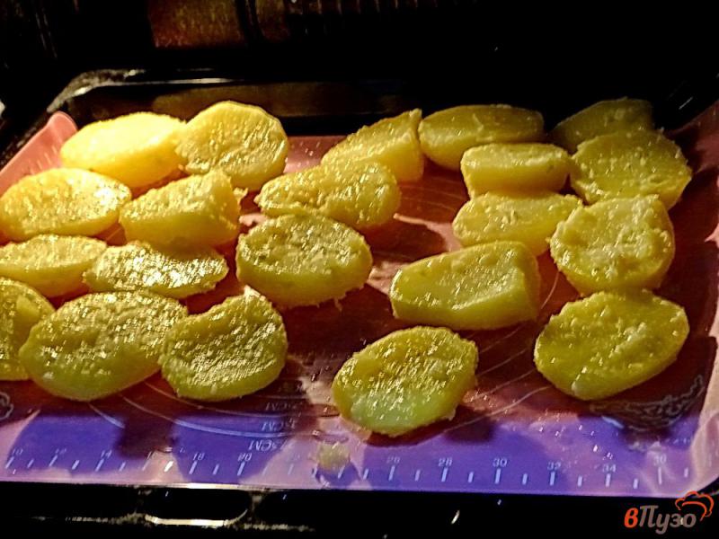 Фото приготовление рецепта: Картофель запеченный с острым соусом шаг №4