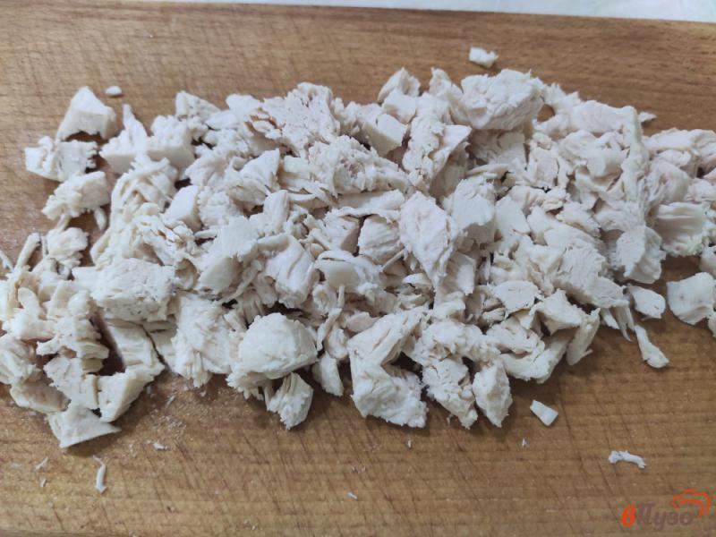 Фото приготовление рецепта: Салат с шампиньонами и куриным филе шаг №2
