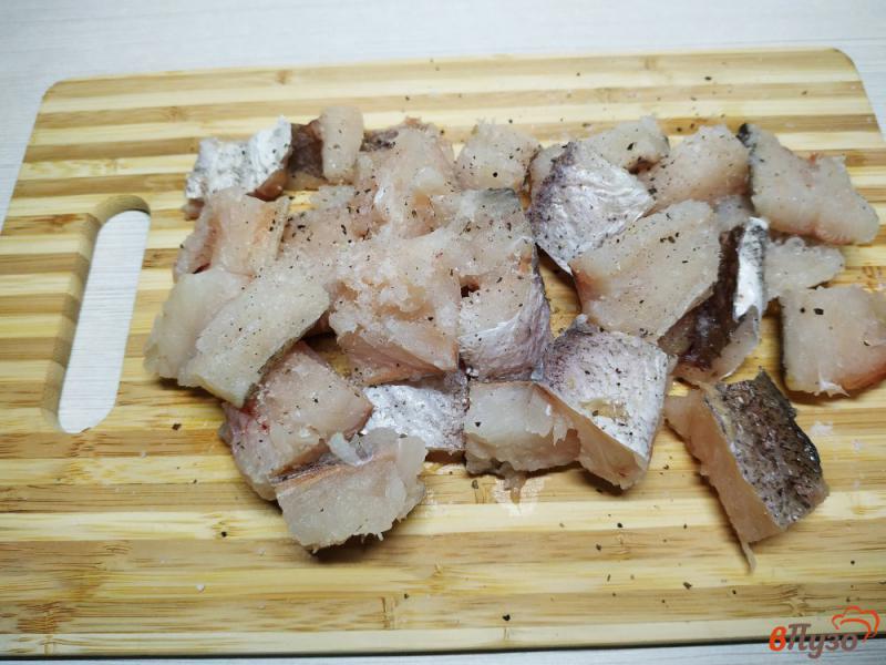 Фото приготовление рецепта: Хек тушёный с фасолью и соленым огурцом шаг №1