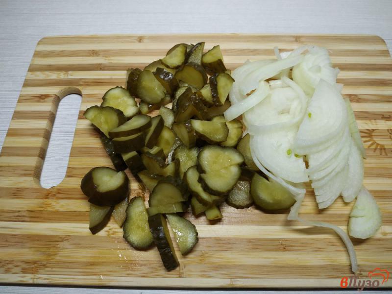 Фото приготовление рецепта: Хек тушёный с фасолью и соленым огурцом шаг №4