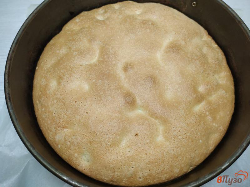 Фото приготовление рецепта: Бисквит с арахисом и изюмом шаг №5
