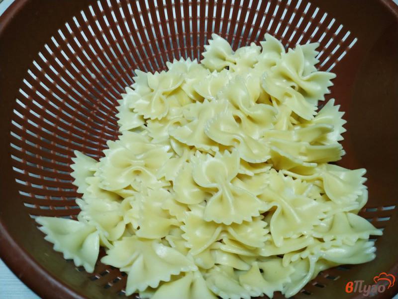 Фото приготовление рецепта: Паста фарфалле запеченая с сыром шаг №2
