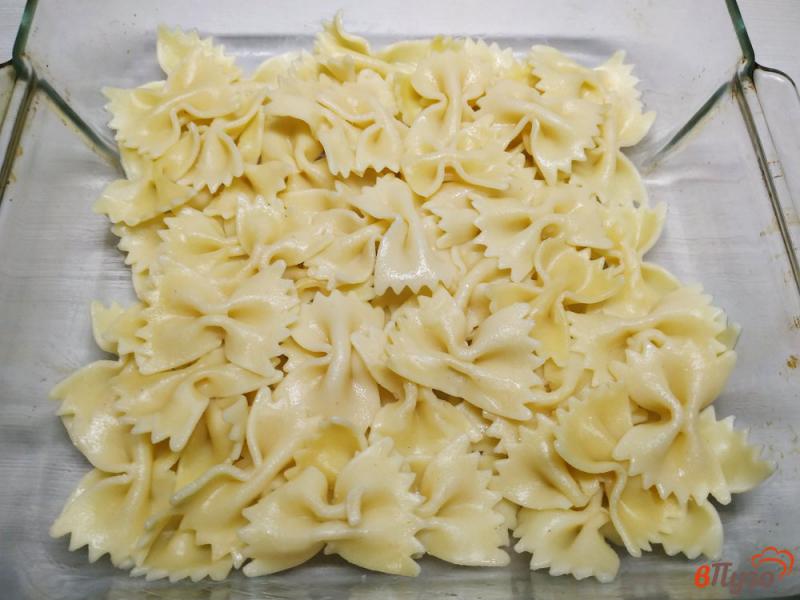 Фото приготовление рецепта: Паста фарфалле запеченая с сыром шаг №7