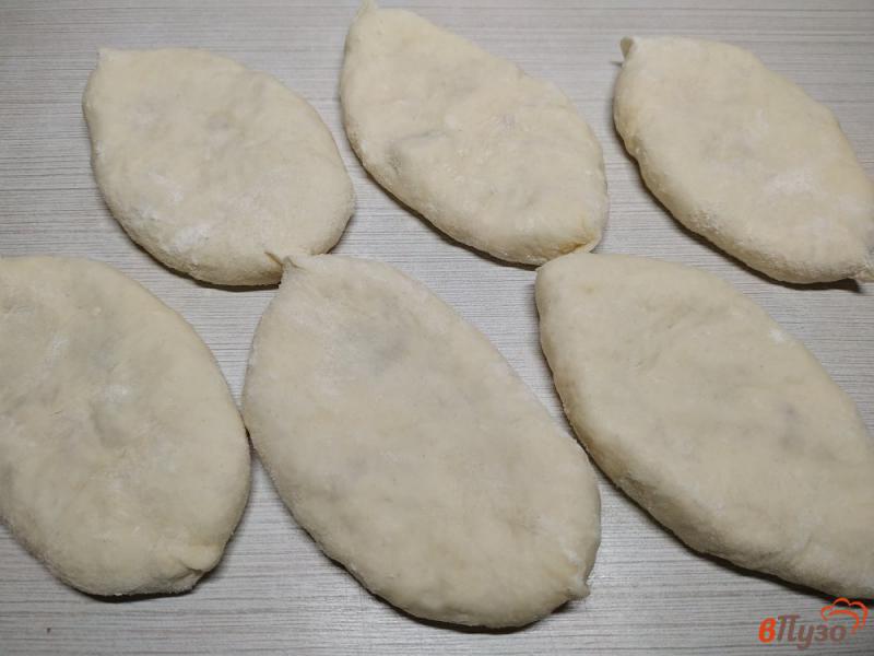 Фото приготовление рецепта: Жареные пирожки с куриным мясом шаг №10