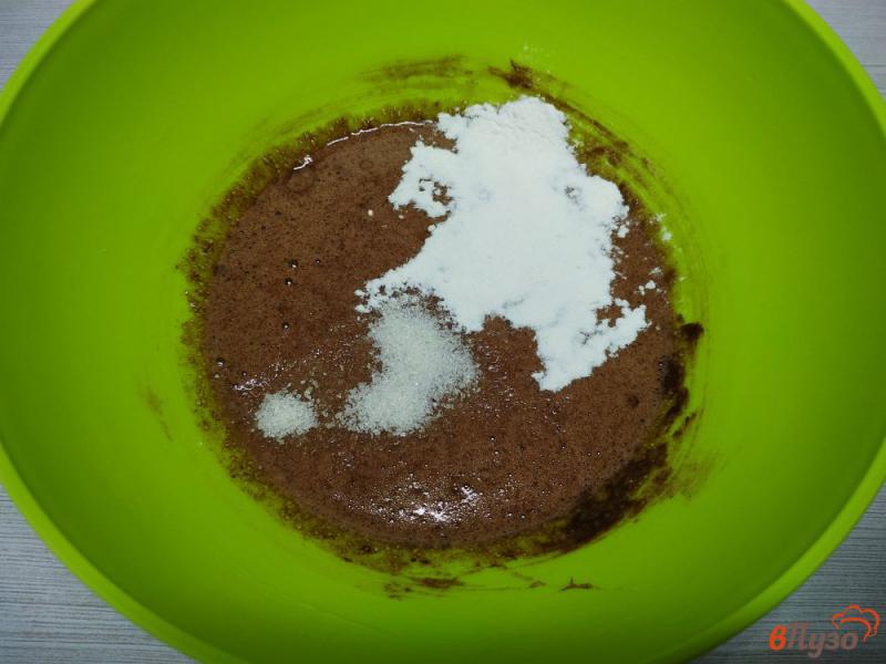 Фото приготовление рецепта: Шоколадные кексы с малиной на молоке шаг №2