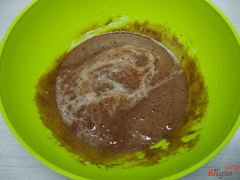 Фото приготовление рецепта: Шоколадные кексы с малиной на молоке шаг №3