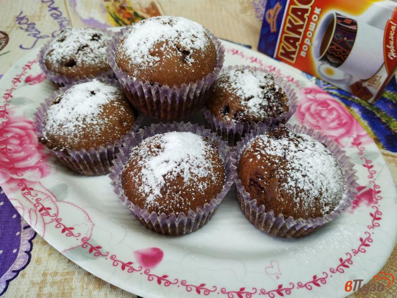 Фото приготовление рецепта: Шоколадные кексы с малиной на молоке шаг №9