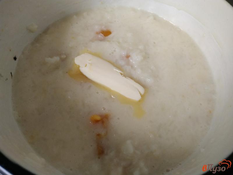 Фото приготовление рецепта: Рисовая молочная каша с курагой шаг №4