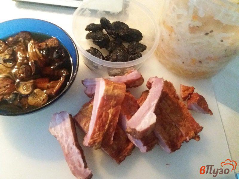 Фото приготовление рецепта: Бигос с копчёными свиными ребрышками и черносливом шаг №3
