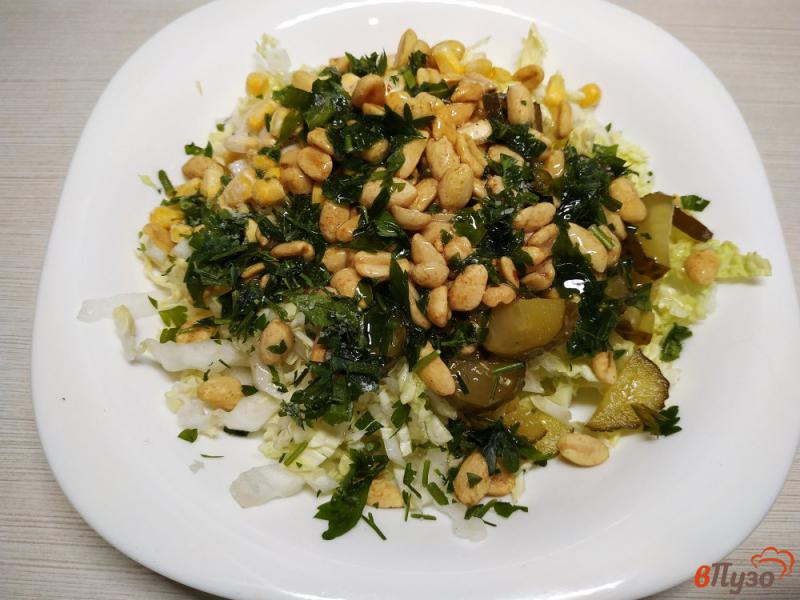 Фото приготовление рецепта: Салат с пекинской капустой и арахисом шаг №4