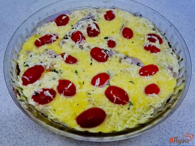 Фото приготовление рецепта: Запеканка с тилапией помидорами и яйцами шаг №6
