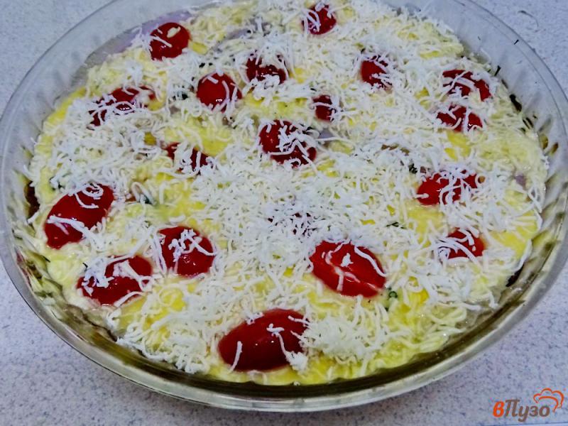 Фото приготовление рецепта: Запеканка с тилапией помидорами и яйцами шаг №7