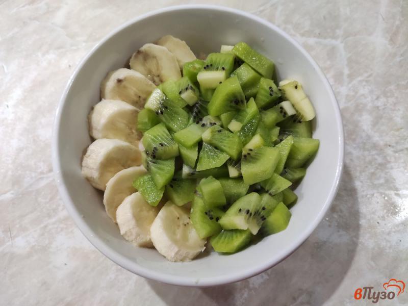 Фото приготовление рецепта: Овсяная каша с фруктами и орехами шаг №5