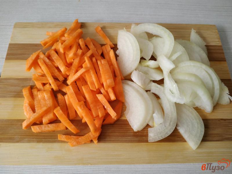 Фото приготовление рецепта: Скумбрия с луком и морковью в томатном соусе шаг №1