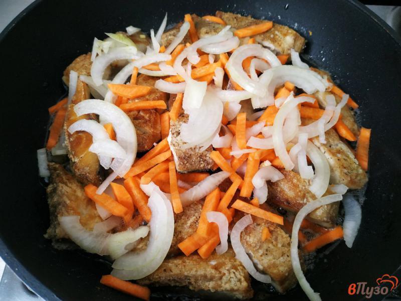 Фото приготовление рецепта: Скумбрия с луком и морковью в томатном соусе шаг №5