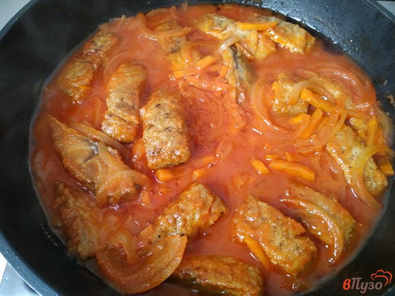 Фото приготовление рецепта: Скумбрия с луком и морковью в томатном соусе шаг №7