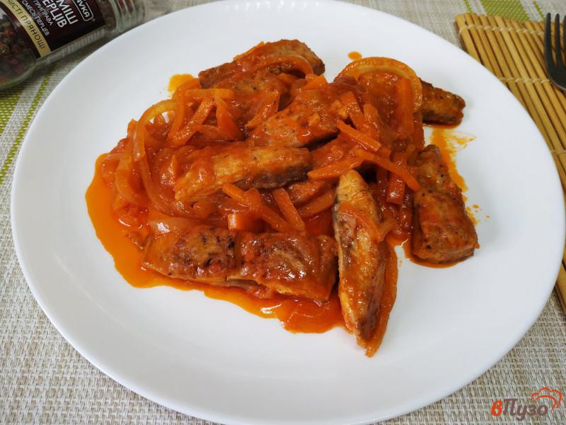 Фото приготовление рецепта: Скумбрия с луком и морковью в томатном соусе шаг №8