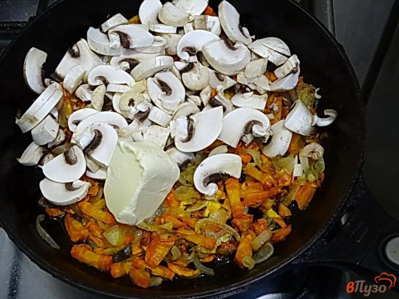 Фото приготовление рецепта: Каша ячневая с грибами и овощами шаг №4