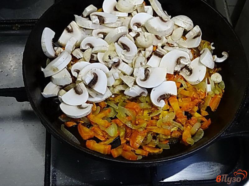 Фото приготовление рецепта: Каша ячневая с грибами и овощами шаг №3