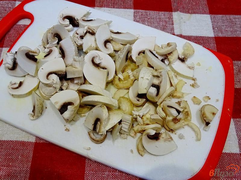 Фото приготовление рецепта: Каша ячневая с грибами и овощами шаг №2