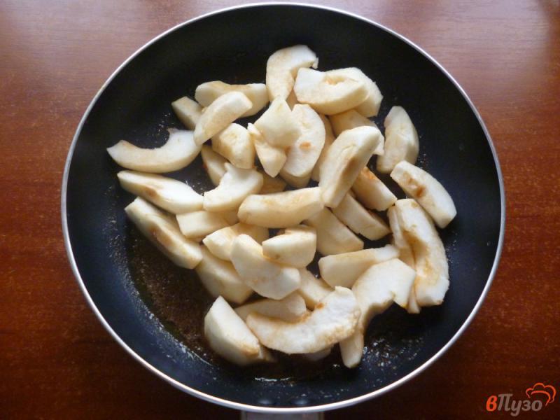 Фото приготовление рецепта: Яблочный пирог на сковороде шаг №2